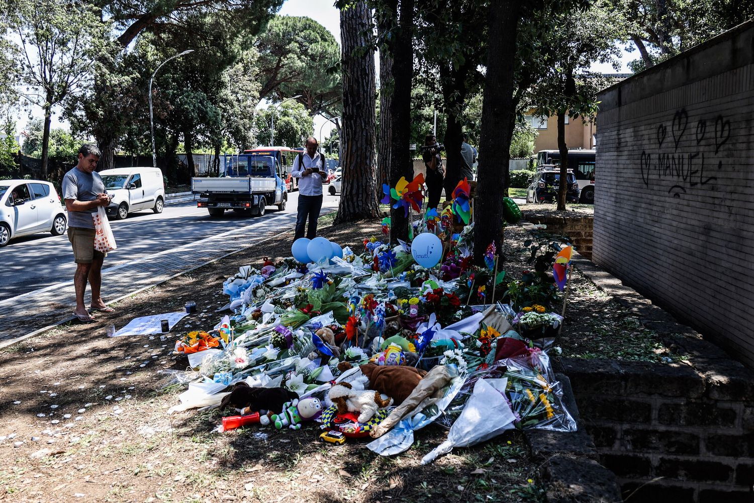 Fiori sul luogo dell'incidente a Casal Palocco del luglio 2023