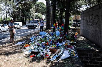 Fiori sul luogo dell'incidente a Casal Palocco