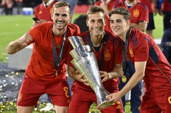 I giocatori della nazionale spagnola alzano il trofeo della Nations League