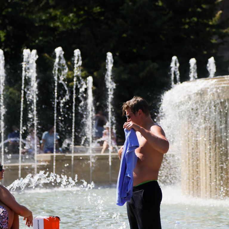 Caldo: milanesi si rinfrescano nella fontana di Piazza Castello