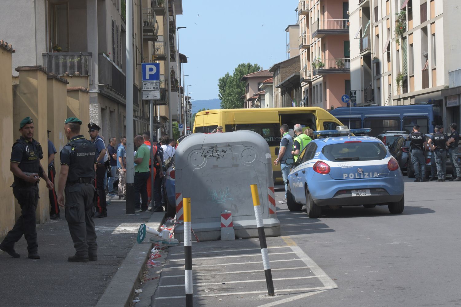 Forze dell'ordine all'esterno dell'Hotel Astor durante lo sgombero