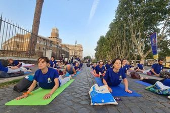 Praticanti di yoga a Castel Sant'Angelo a Roma