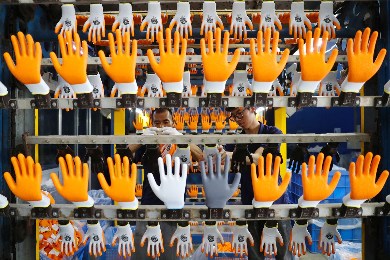 Una fabbrica di guanti da lavoro in Cina