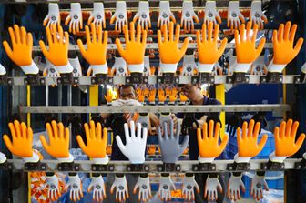 Una fabbrica di guanti da lavoro in Cina