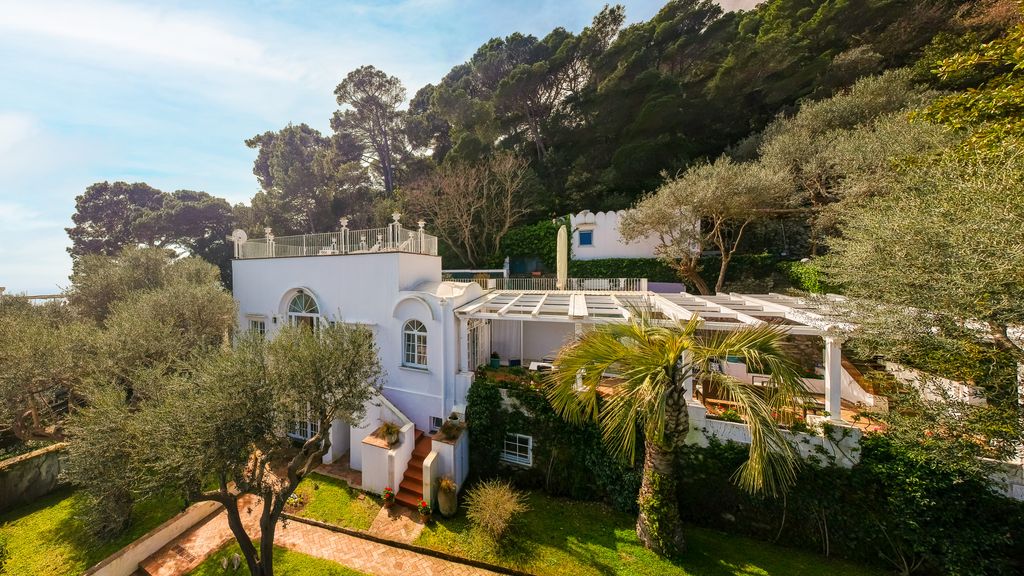 Venduta la villa di Christian De Sica a Capri