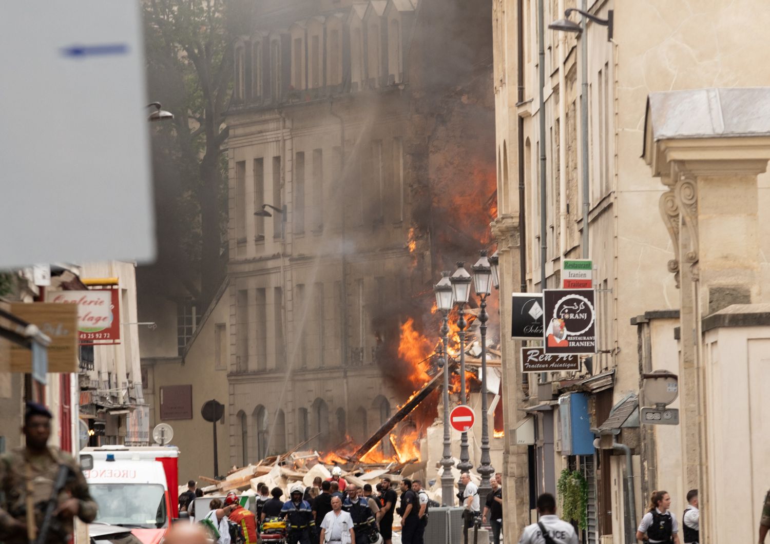 parigi crolla facciata edificio accademia americana feriti gravi ultime notizie