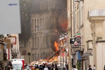 parigi crolla facciata edificio accademia americana feriti gravi ultime notizie