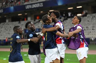 L'Under 21 francese festeggia la vittoria sull'Italia