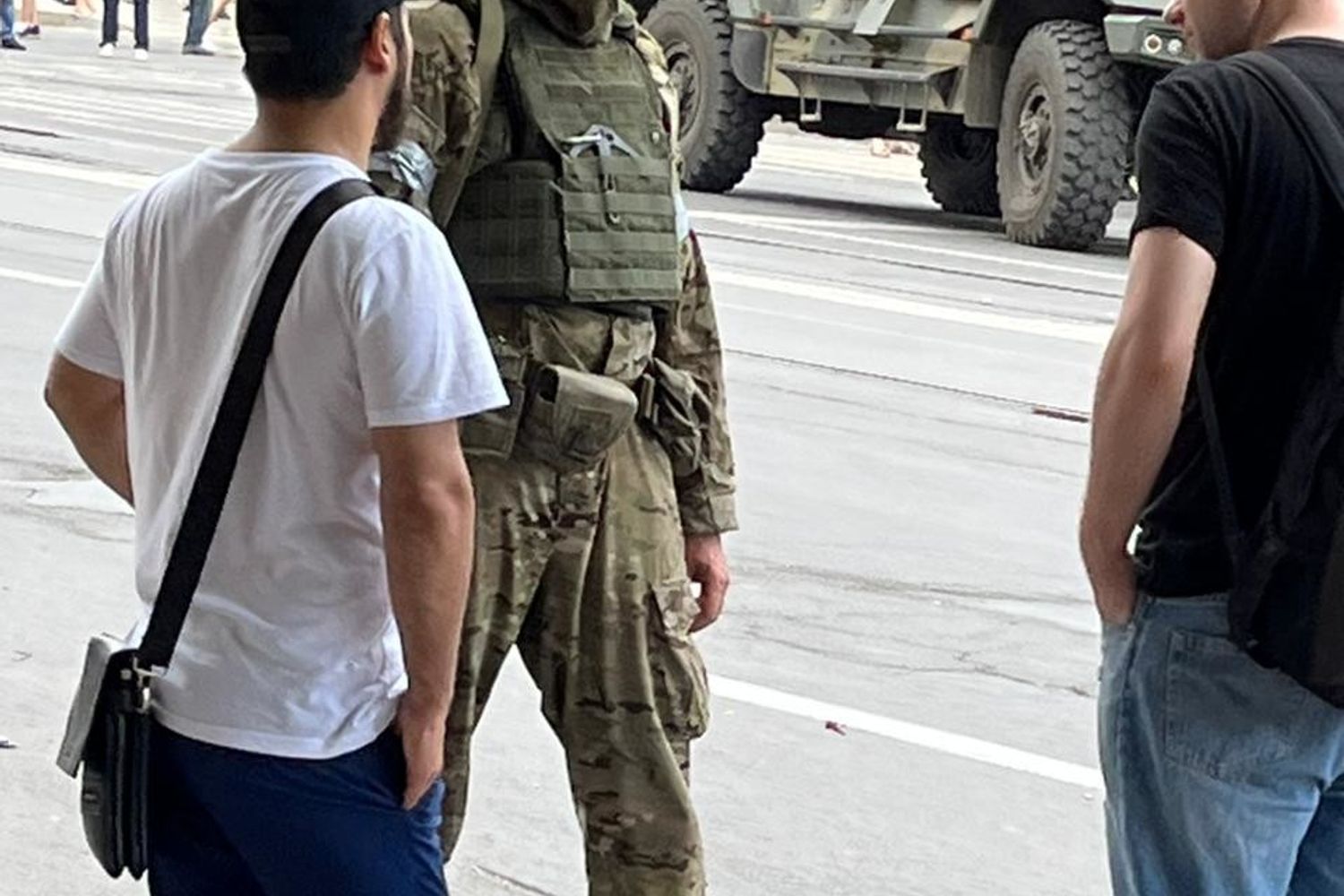 Un uomo di Wagner parla con due cittadini