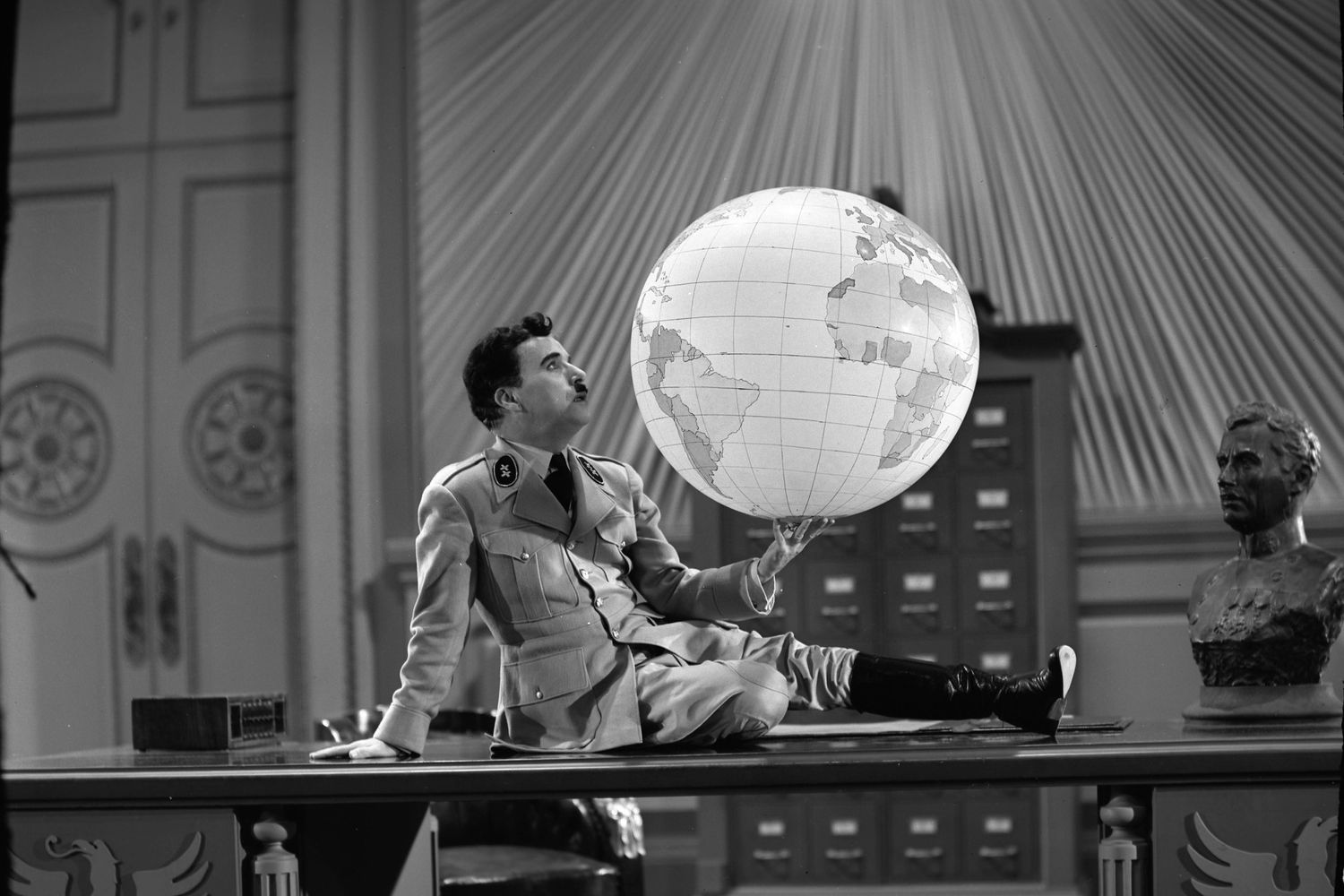 Charlie Chaplin nel &quot;Grande dittatore&quot;