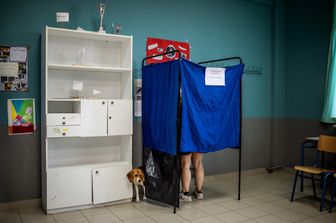 Una cabina elettorale in Grecia