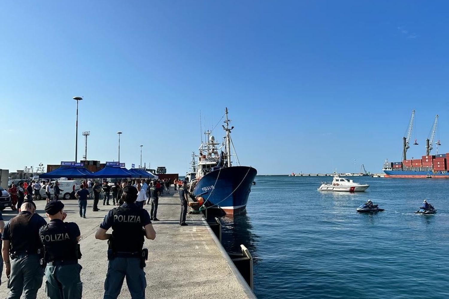 La nave Aita Mari arriva a Salerno