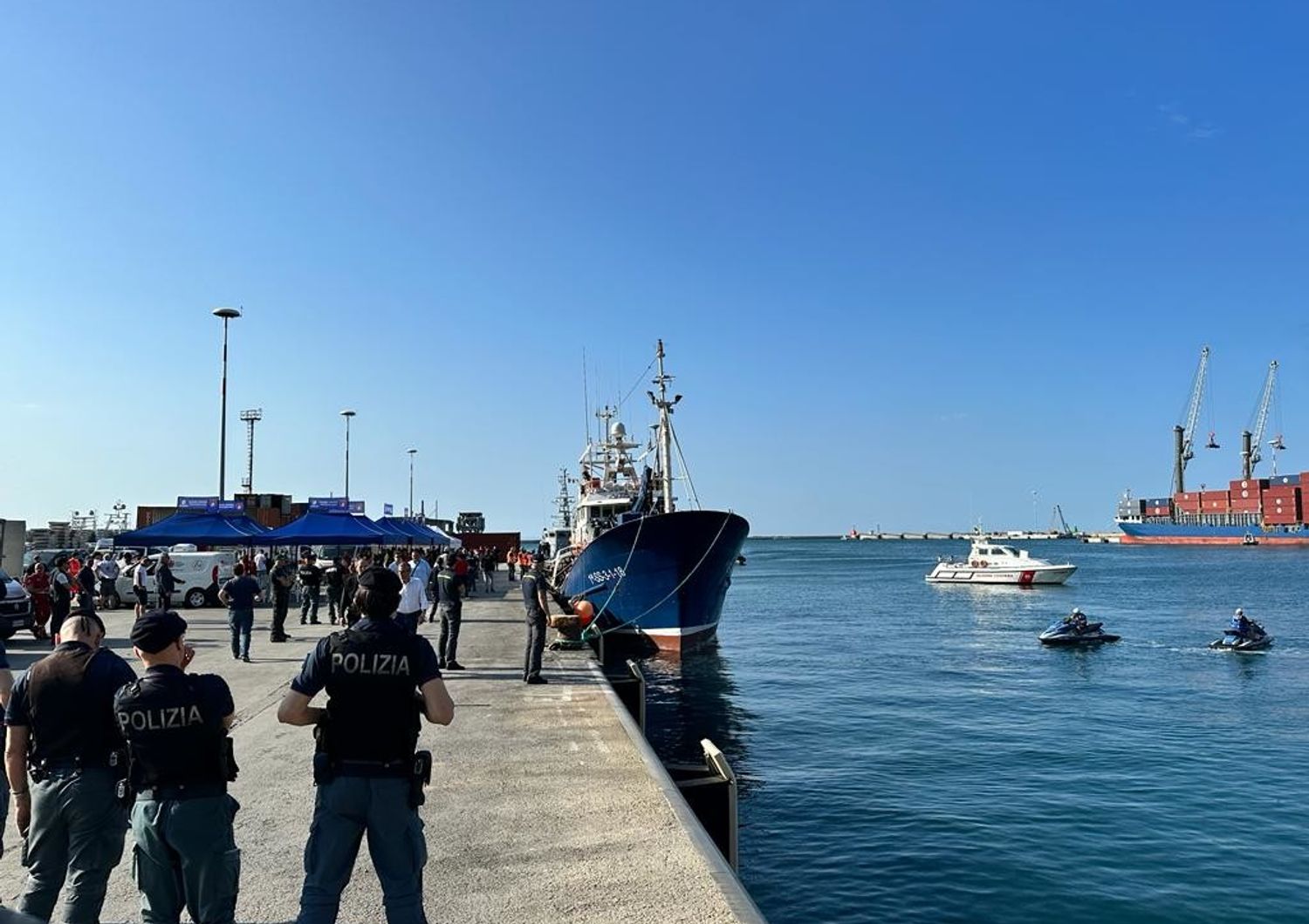 La nave Aita Mari arriva a Salerno