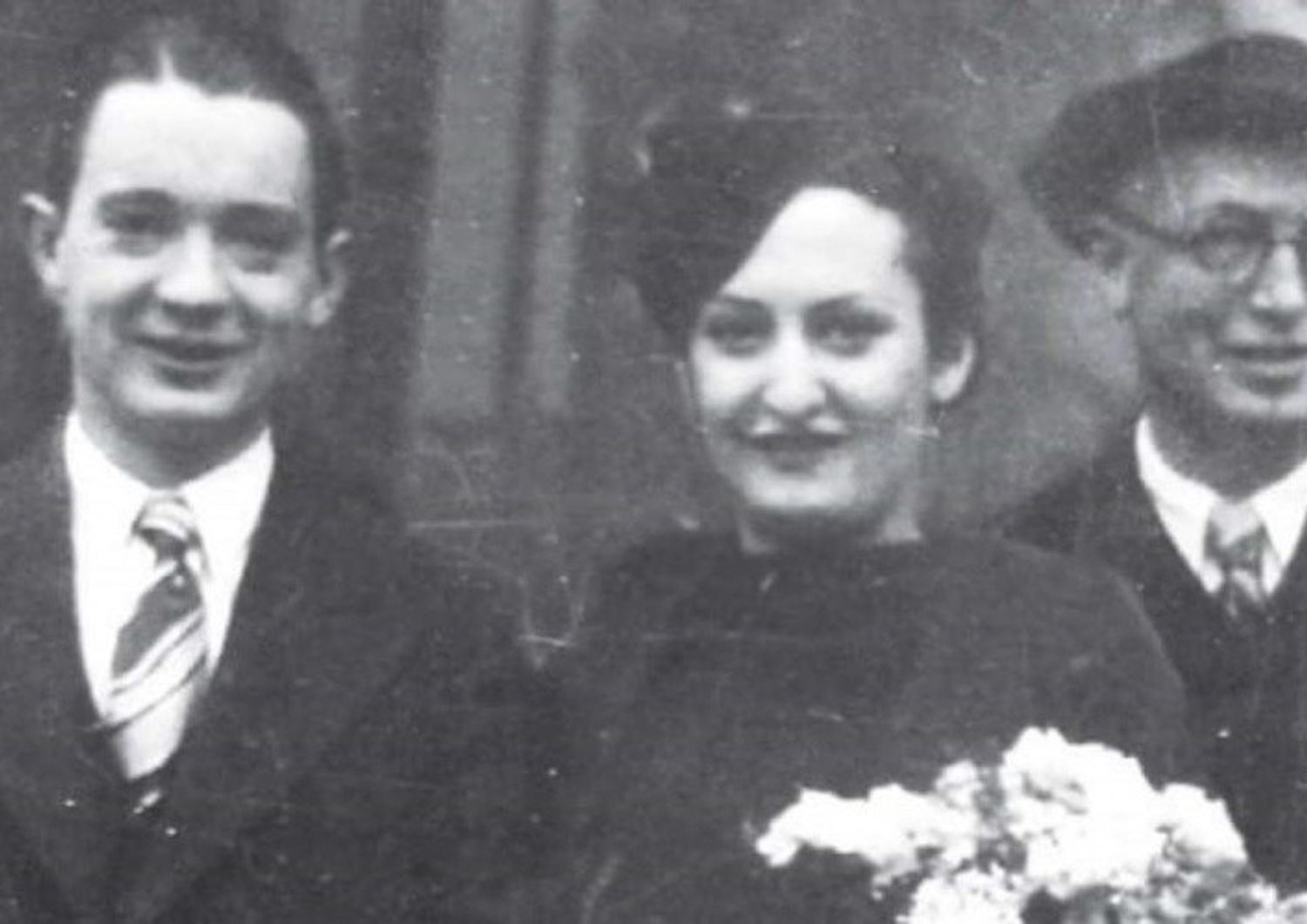 Vittoria Nenni con il marito il giorno delle nozze. Alla sua sinistra il padre, Pietro.&nbsp;