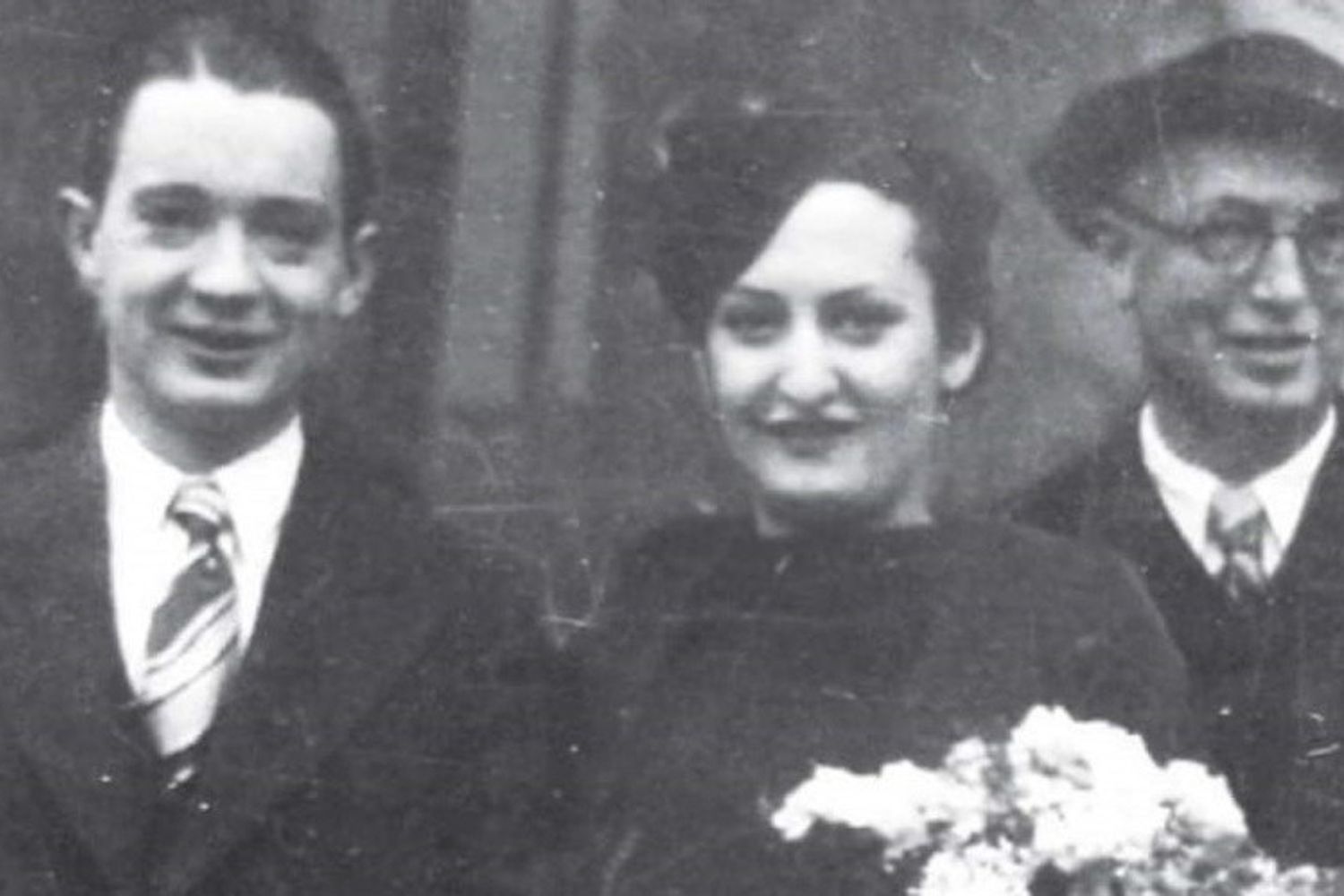 Vittoria Nenni con il marito il giorno delle nozze. Alla sua sinistra il padre, Pietro.&nbsp;