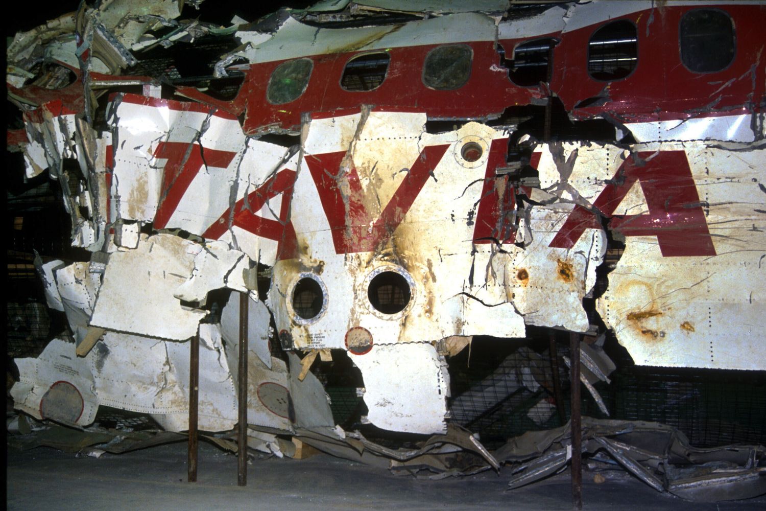 Il relitto del Dc-9 precipitato nel mare di Ustica ricostruito a Pratica di Mare