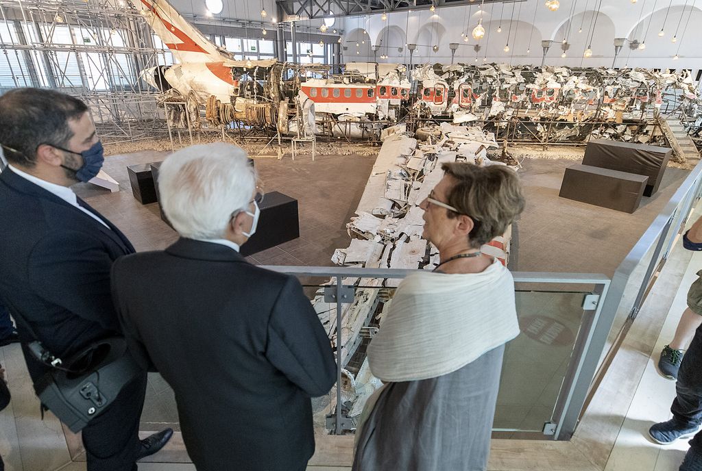 Mattarella e Daria Bonfietti, presidente dell&rsquo;Associazione Parenti delle Vittime della Strage di Ustica, visitano il Museo per la Memoria&nbsp;