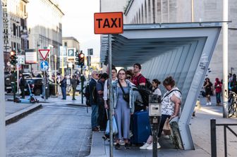 Coda per i taxi alla stazione Termini