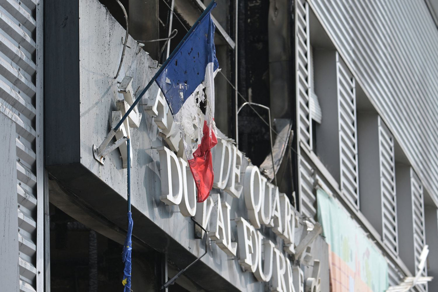 La facciata di una circoscrizione municipale a Val Fouree, quartiere di Mantes-la-Jolie, danneggiata dalle fiamme&nbsp;