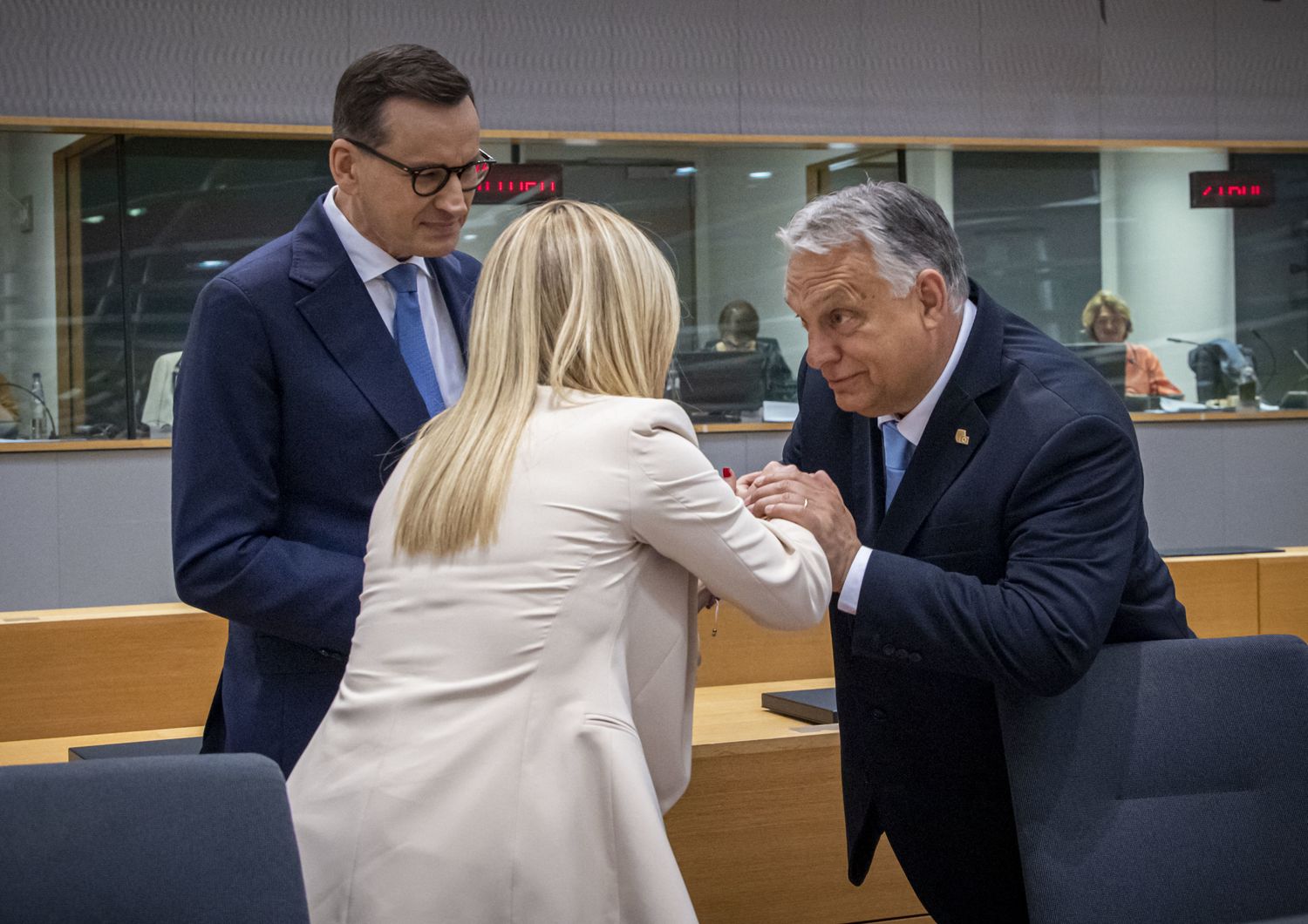 Il premier ungherese Viktor Orban e quello polacco Mateusz Morawiecki con Giorgia Meloni al vertice Ue