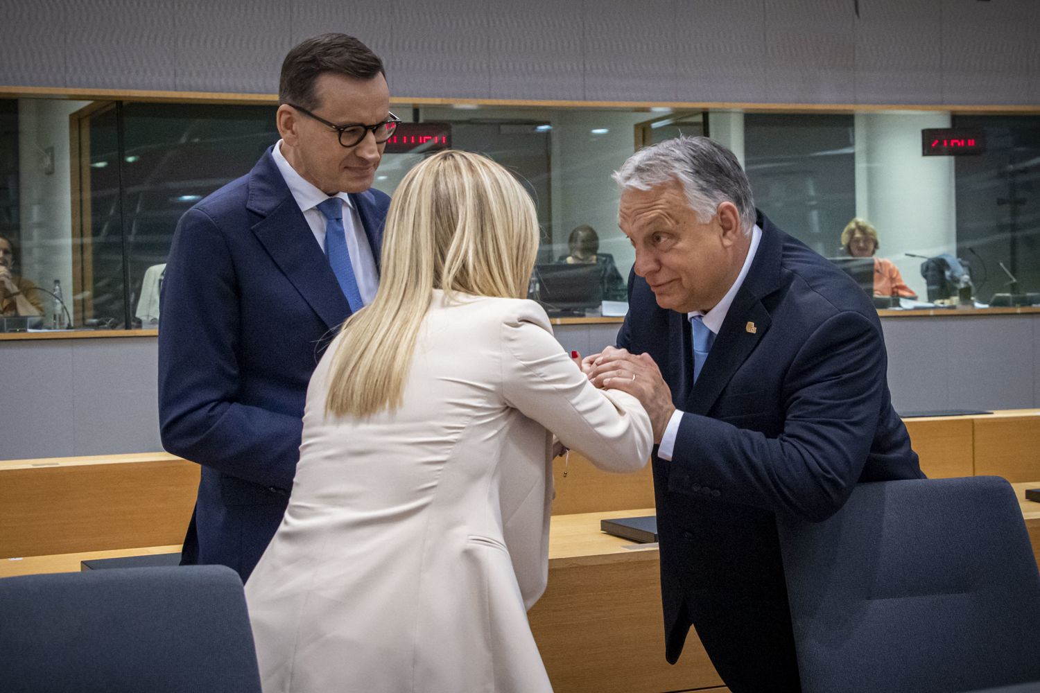 Il premier ungherese Viktor Orban e quello polacco Mateusz Morawiecki con Giorgia Meloni al vertice Ue