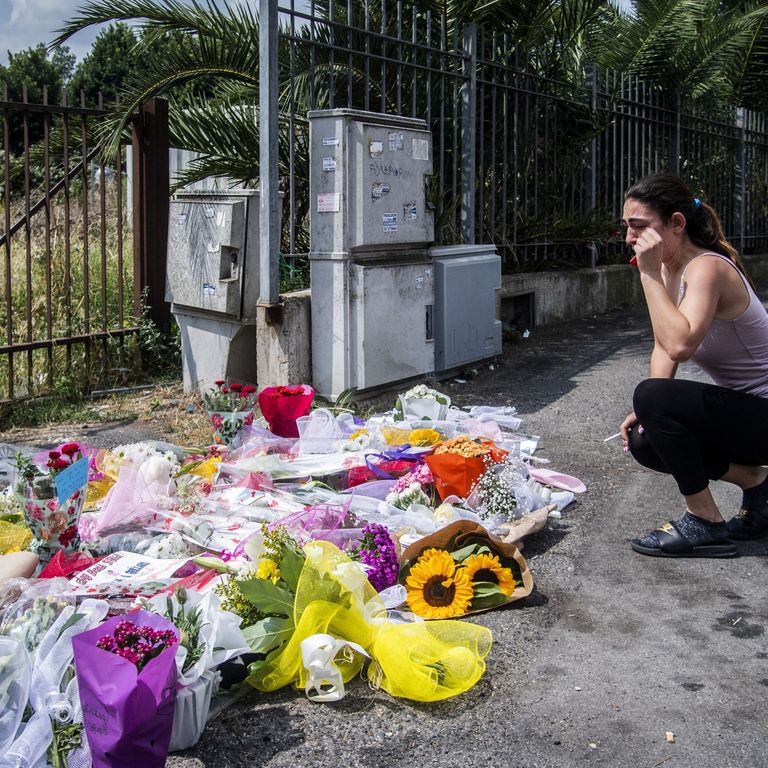 Fiori sul luogo del femminicidio di Primavalle