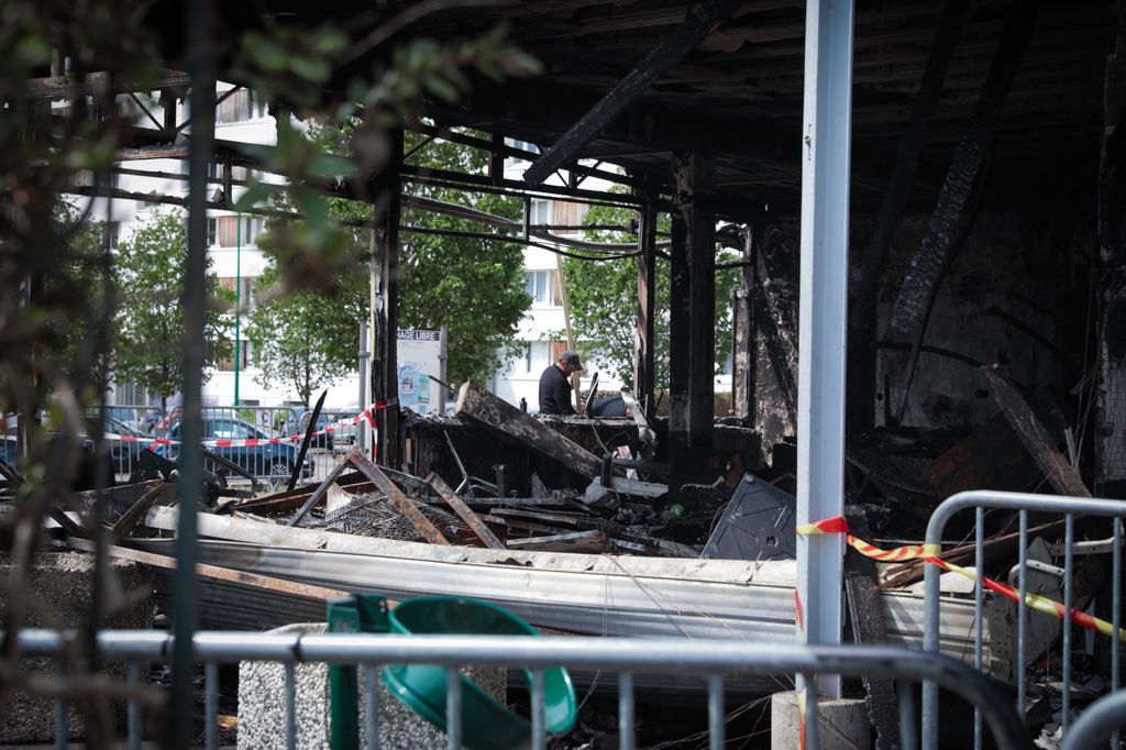 Una tabaccheria distrutta durante i disordini in Francia