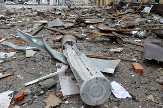 Componenti interni di un razzo da 300 mm che sembrano contenere bombe a grappolo. Kharkiv