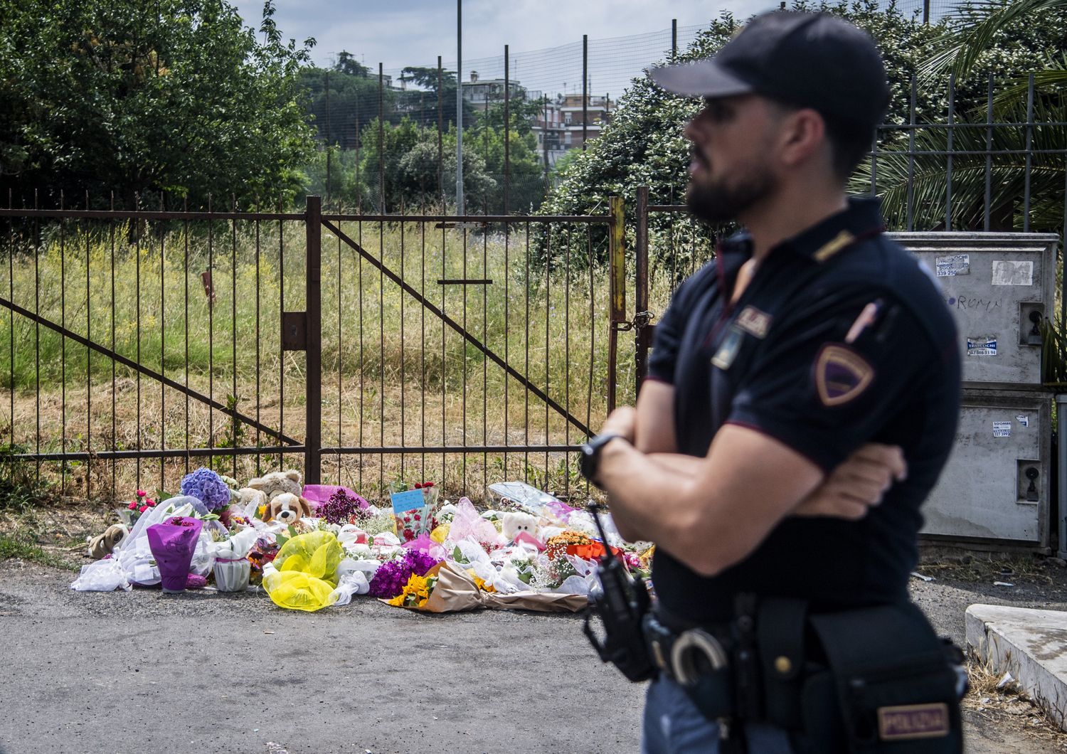 Fiori in memoria di Michelle, uccisa a Primavalle