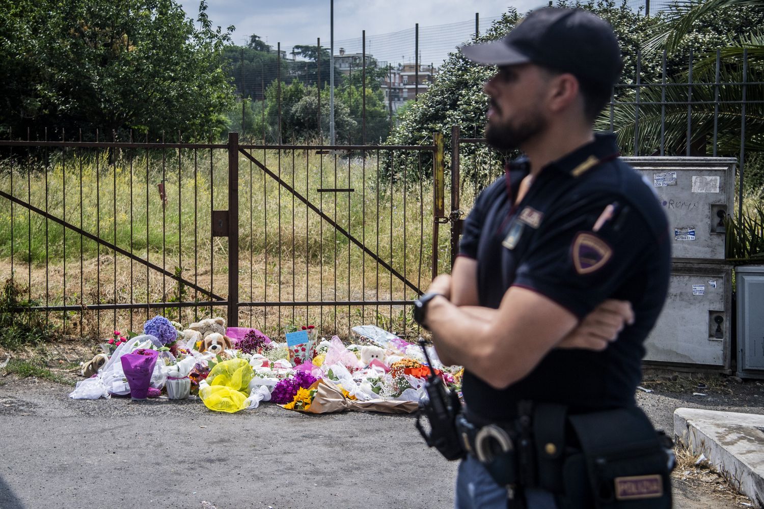 Fiori in memoria di Michelle, uccisa a Primavalle