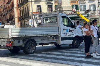 Il camion cassonato piombato sui tavolini al bar