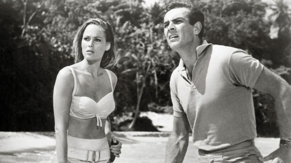 Sean Connery e Ursula Andress in &quot;Agente 007 - Licenza di uccidere&quot; ,1961&nbsp;