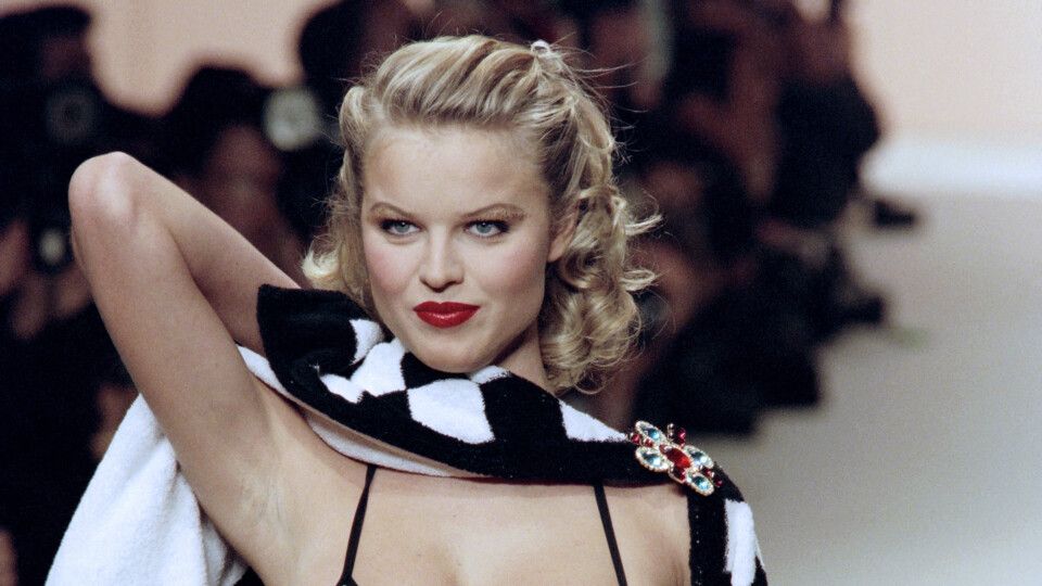 Eva Herzigova in Chanel alle sfilate di Parigi del 1994&nbsp;