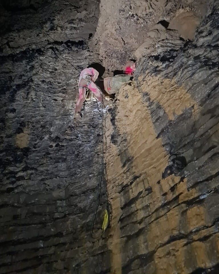 Ottavia è in fondo alla grotta, intrappolata a 150 metri di profondità [VIDEO]