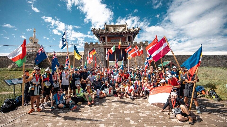 Fine: festeggiamenti e commozione tra i partecipanti giunti nel monastero buddista di Derren Zu, al termine della sesta e ultima tappa