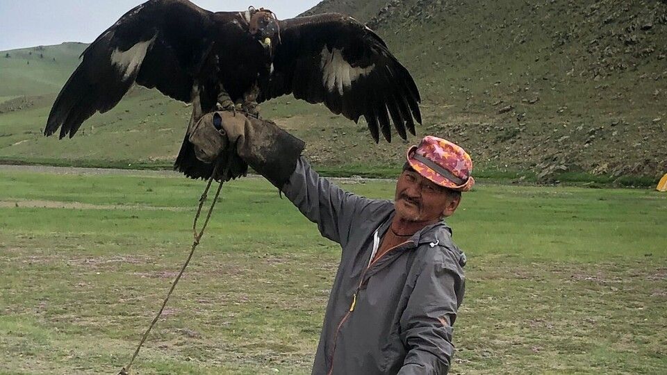 Un pastore mostra fiero la sua aquila dell&rsquo;Altai, usata per una forma di caccia tradizionale in alcune aree di Mongolia e Kazakistan