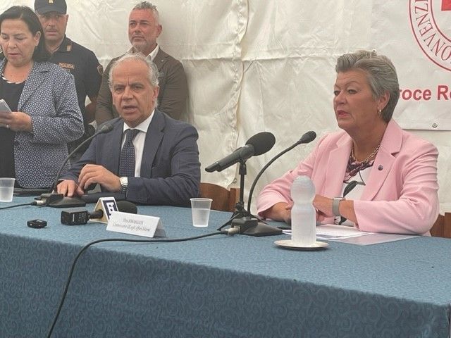 Un momento della conferenza stampa del ministro Piantedosi e della commissaria&nbsp;Johansson all'hotspot di Lampedusa