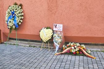 Corone di fiori fuori dalla chiesa in cui si celebra il funerale di Michelle