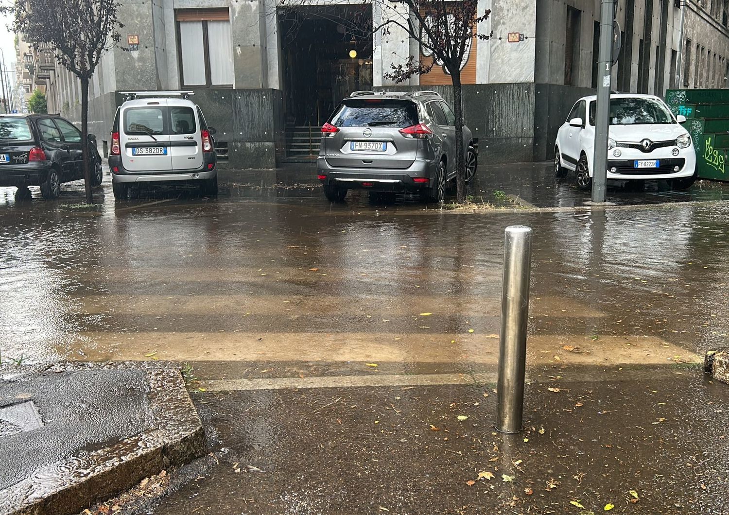 Maltempo forte temporale Milano strade allagate