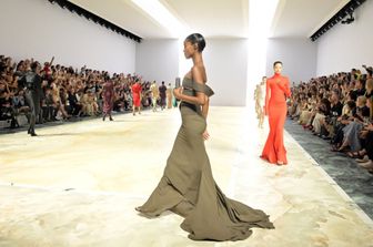 moda paris fashion week chiude edizione con caos sociale