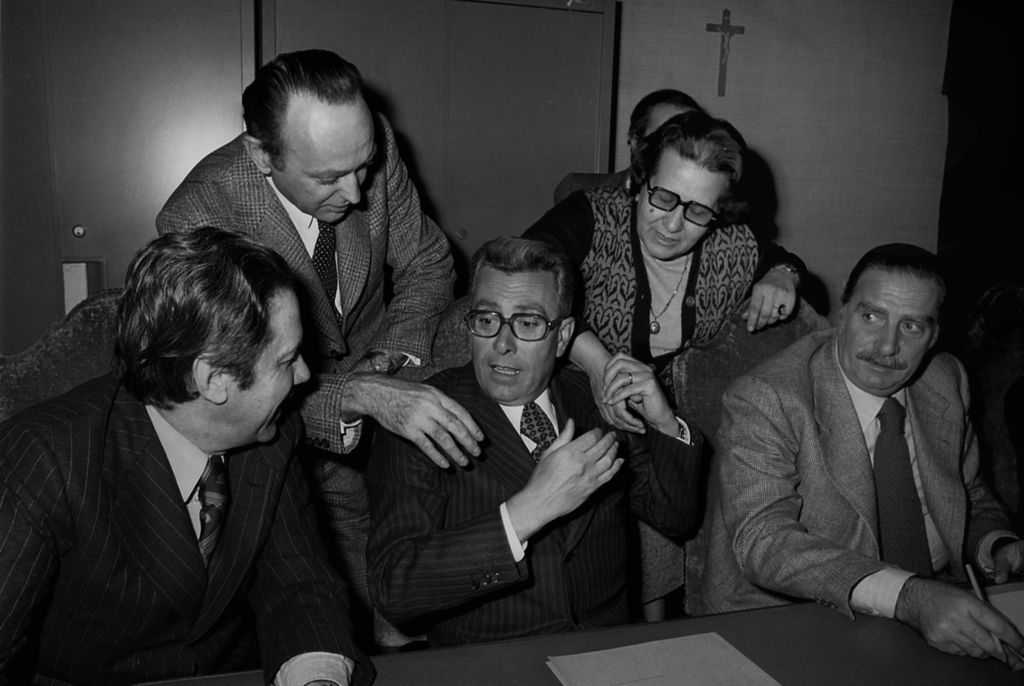 Arnaldo Forlani con Flaminio Piccoli, Franca Falcucci e Lorenzo Natali nella sede della Democrazia Cristiana (DC)