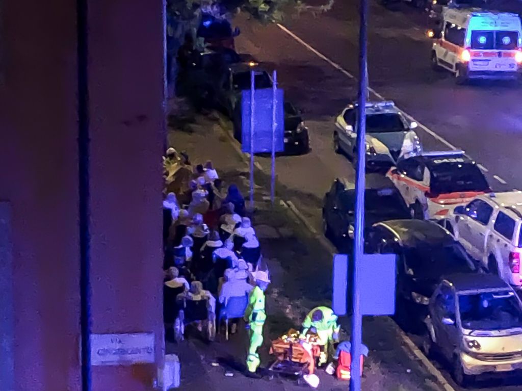 Soccorsi dopo lo scoppio di un&nbsp;incendio alla casa di riposo dei Coniugi, in via dei Cinquecento a Milano