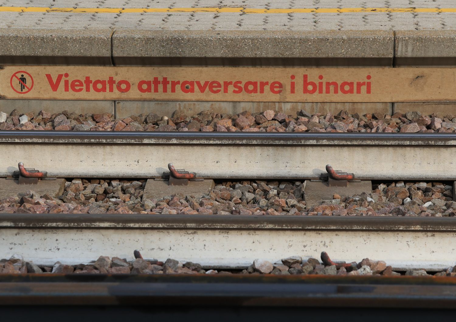 i binari in una stazione ferroviaria italiana&nbsp;