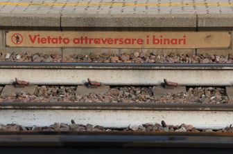 i binari in una stazione ferroviaria italiana&nbsp;