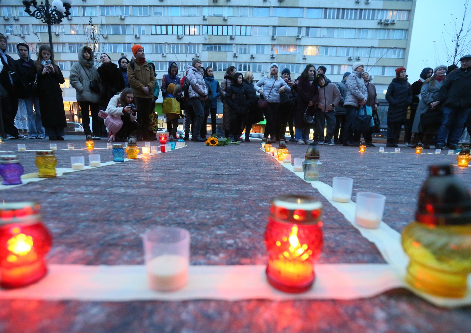 Commemorazione per le vittime dell'attacco al teatro di Mariupol&nbsp;