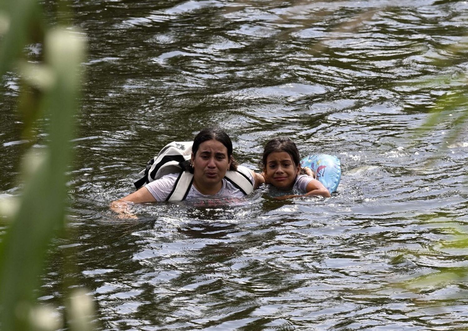 Immigrarti clandestini che cercano di attraversare il Rio Grande