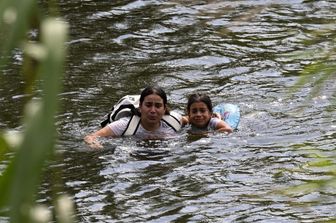 Immigrarti clandestini che cercano di attraversare il Rio Grande