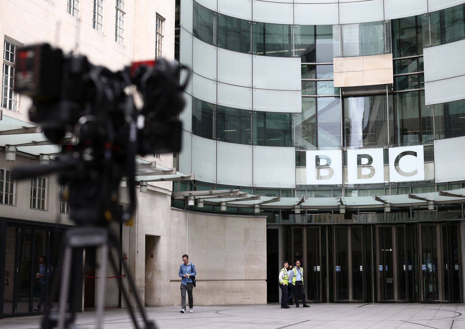 presentatore bbc accusato aver pagato minore per foto porno