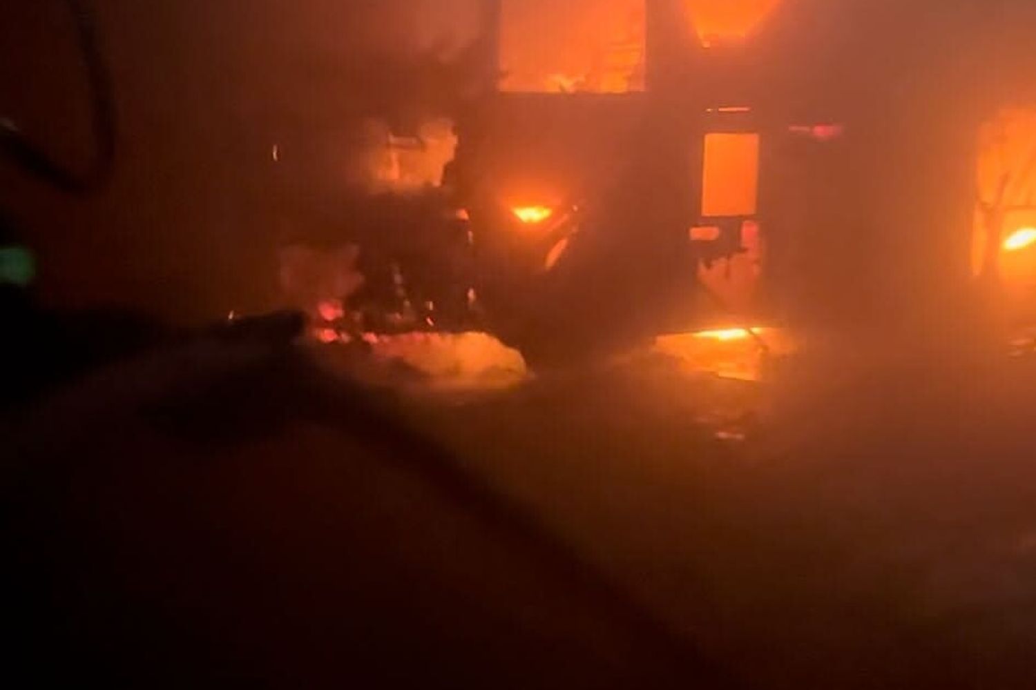 L'intervento dei vigili del fuoco durante un rogo&nbsp;