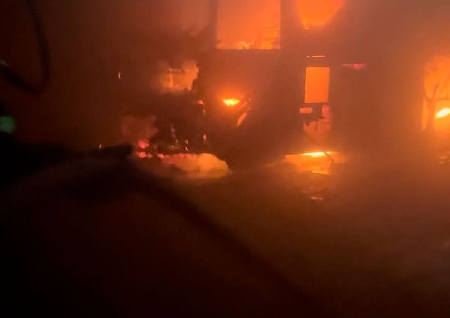 L'intervento dei vigili del fuoco durante un rogo&nbsp;